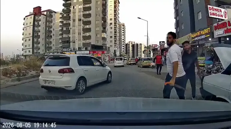 Trafikte gözü döndü! Yumruk attığı yetmedi, bir de üstüne testereyle kovaladı