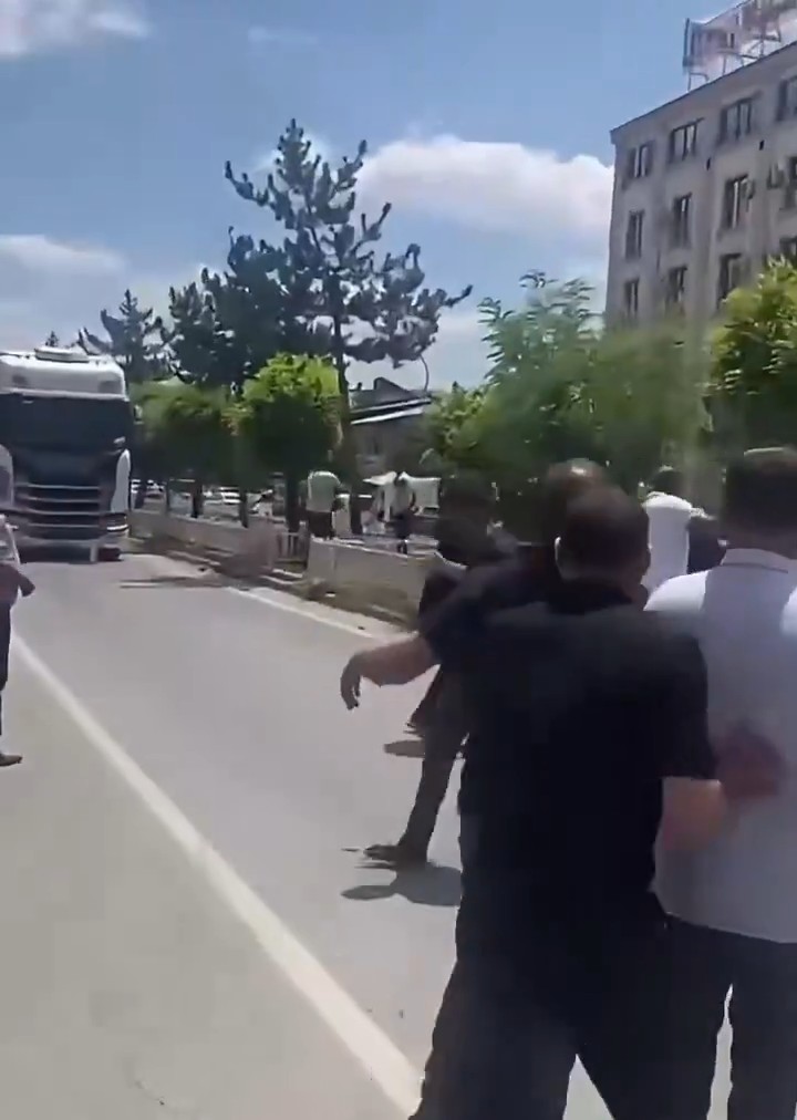 Bitlis’in Güroymak İlçesi’nde sokakta karşı karşıya gelen husumetli iki grubun kavgası adeta meydan savaşına dönüştü.