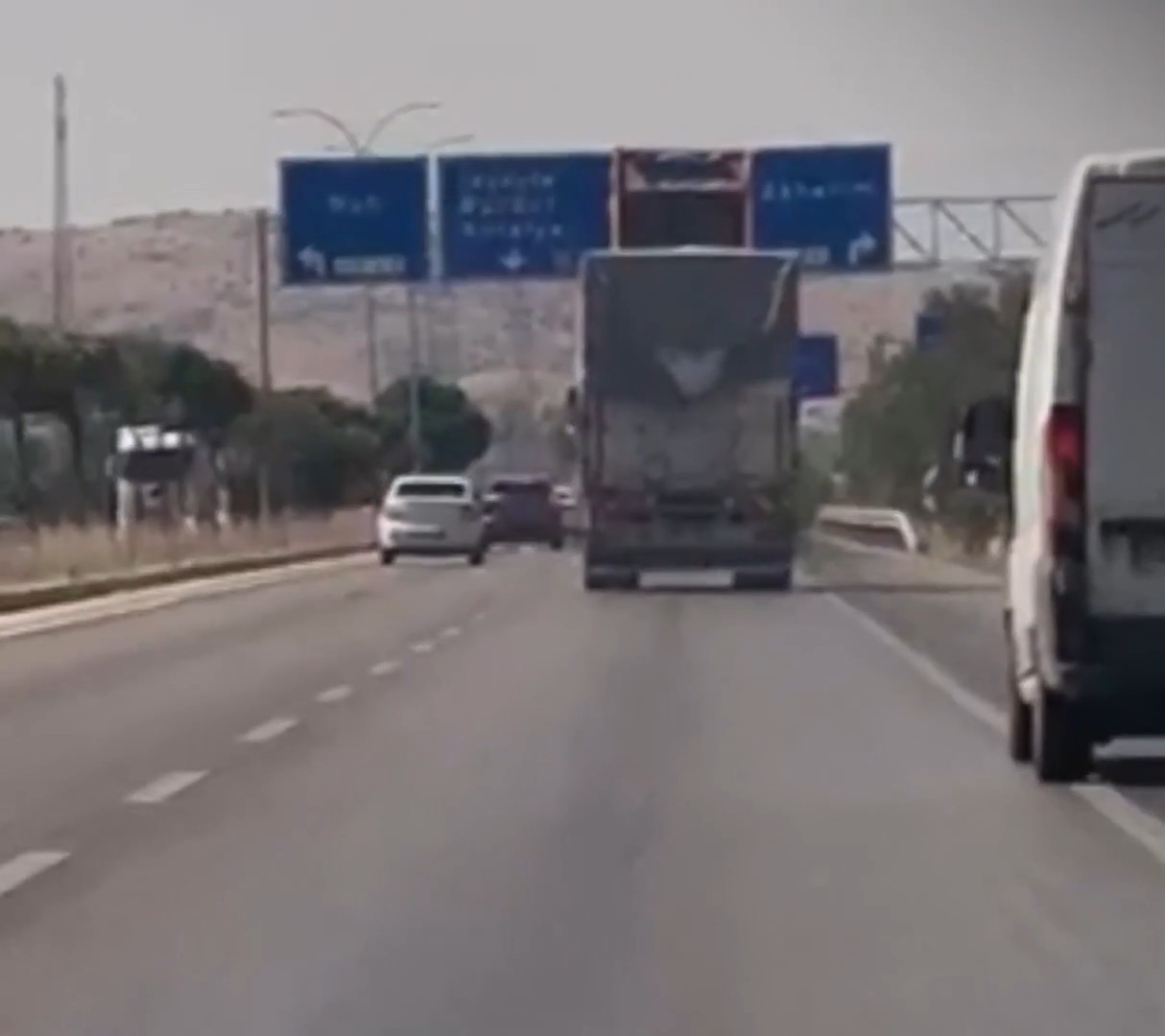 Afyonkarahisar'da kamyon yön levhasına çarptı