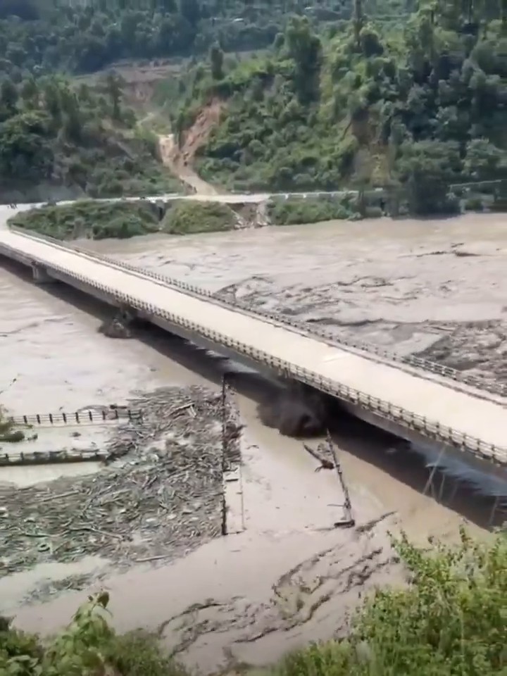 Nepal'deki felakette yıkılan köprünün görüntüsü