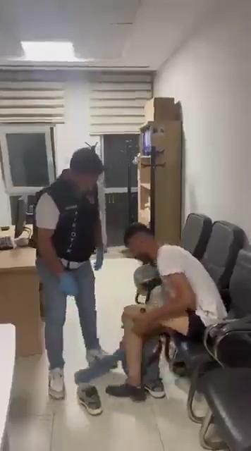 Protez bacağından 830 gram uyuşturucu çıktı