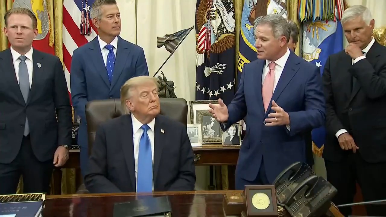 Trump, basın toplantısı sırasında uyuyakaldı.