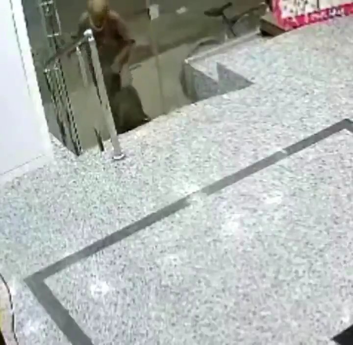 Mısır'da ilaç almak için eczaneye giren adam, istediği ilacın bulunmadığı söylenince takla atarak tepki gösterdi.