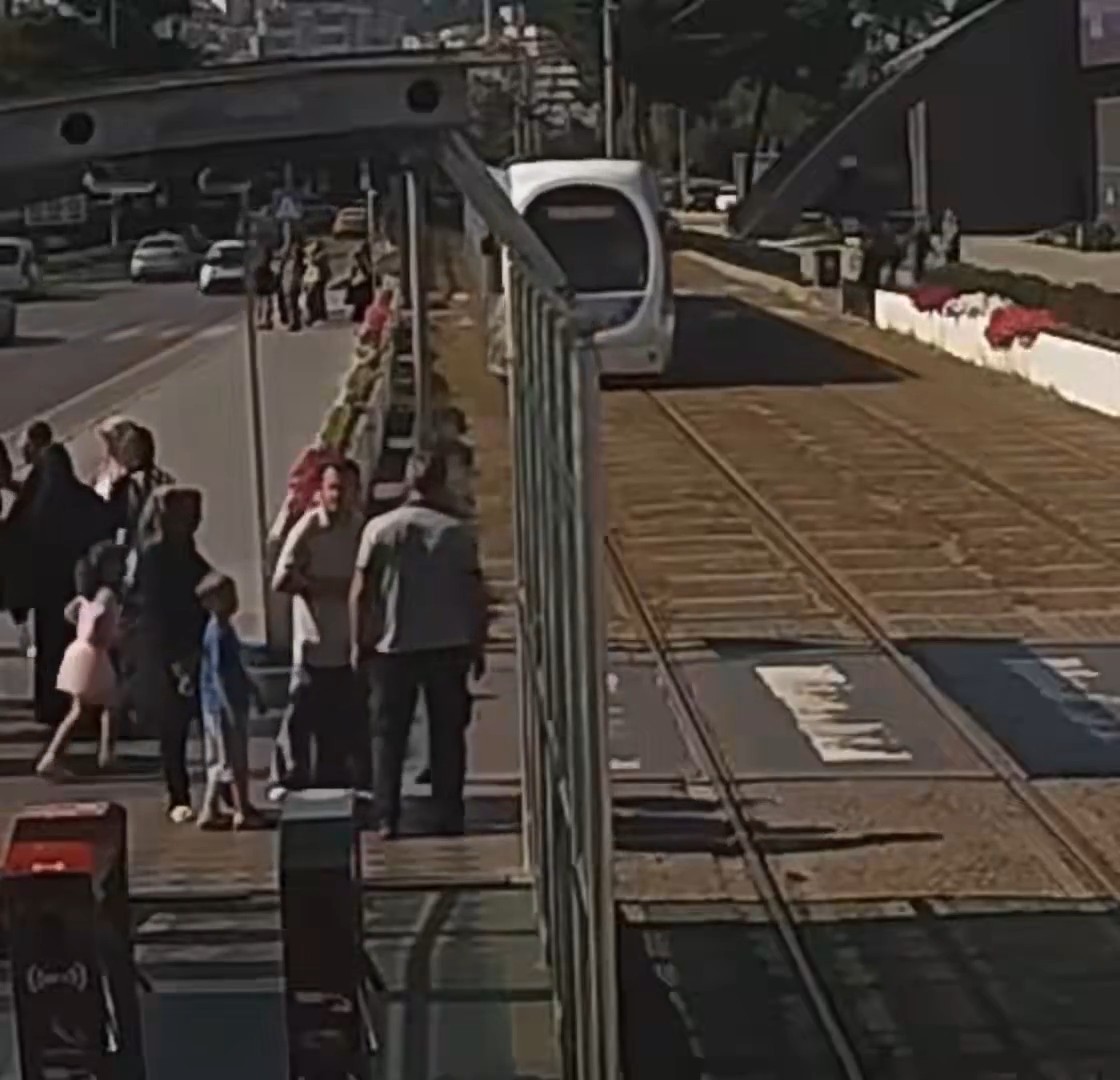 Samsun'da bir güvenlik görevlisi, tramvayın önüne atlayan 5 yaşındaki kız çocuğunu son anda kurtardı.