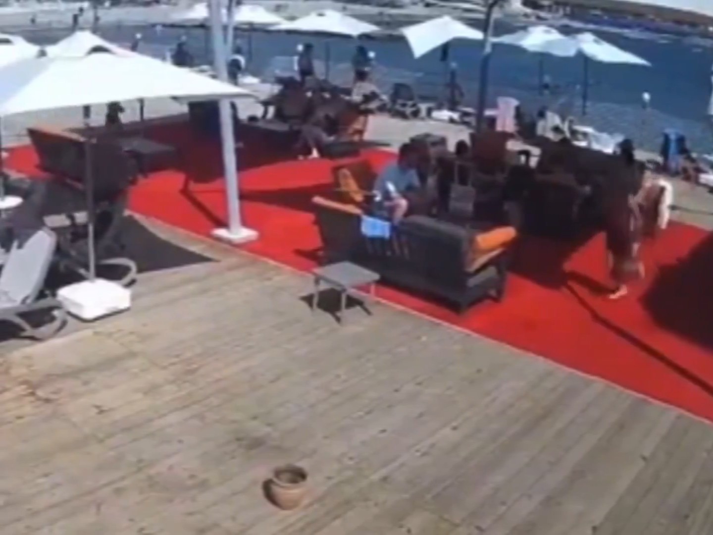 Antalya'ya tatile gelen 3 çocuk babası Arif Erman, sığ denize atlaması sonucu boynunu kırarak hayatını kaybetti.