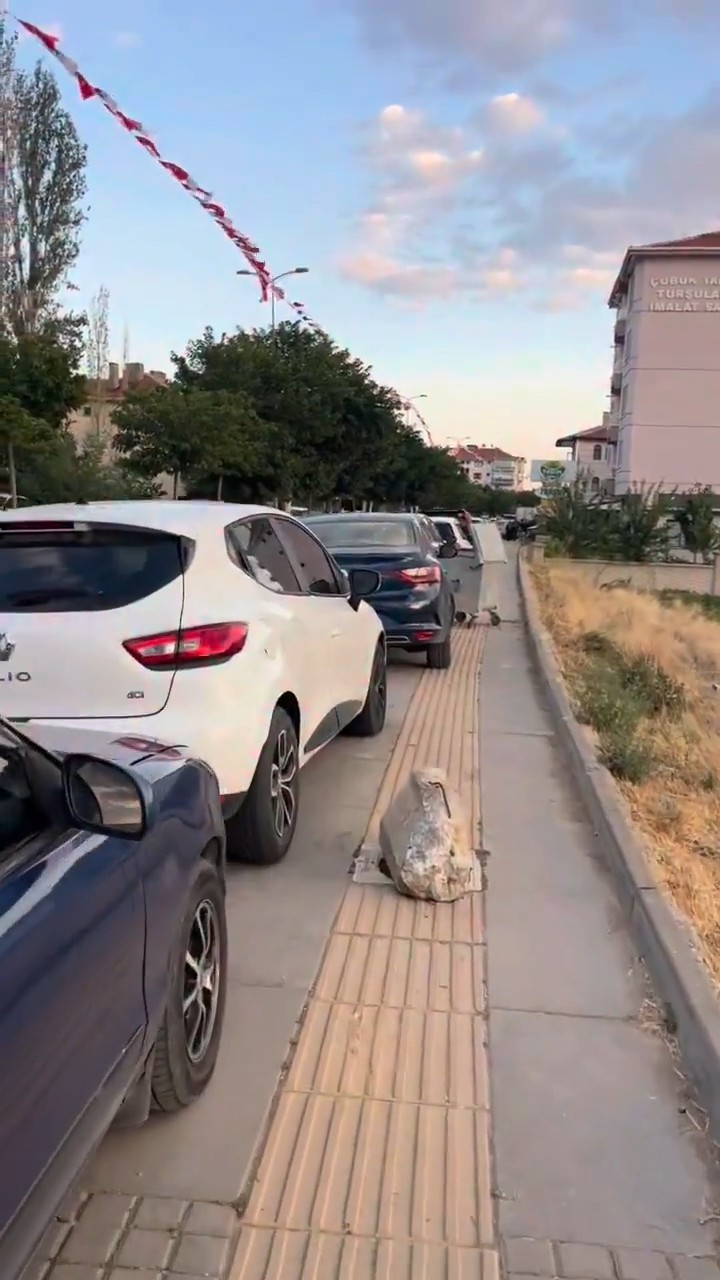 Ankara’da kaldırımların araçlar tarafından işgal edilmesine tepki gösterdi