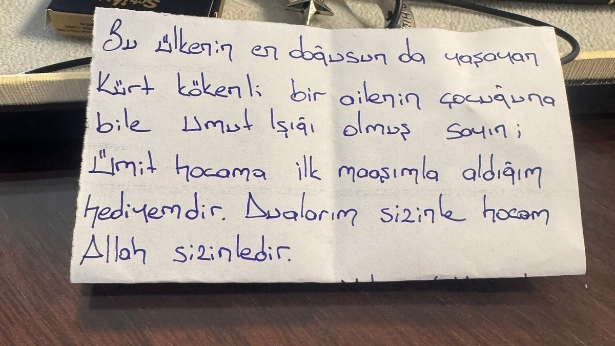 Özdağ, ilk maaşıyla kendisine hediye alan gencin notunu paylaştı