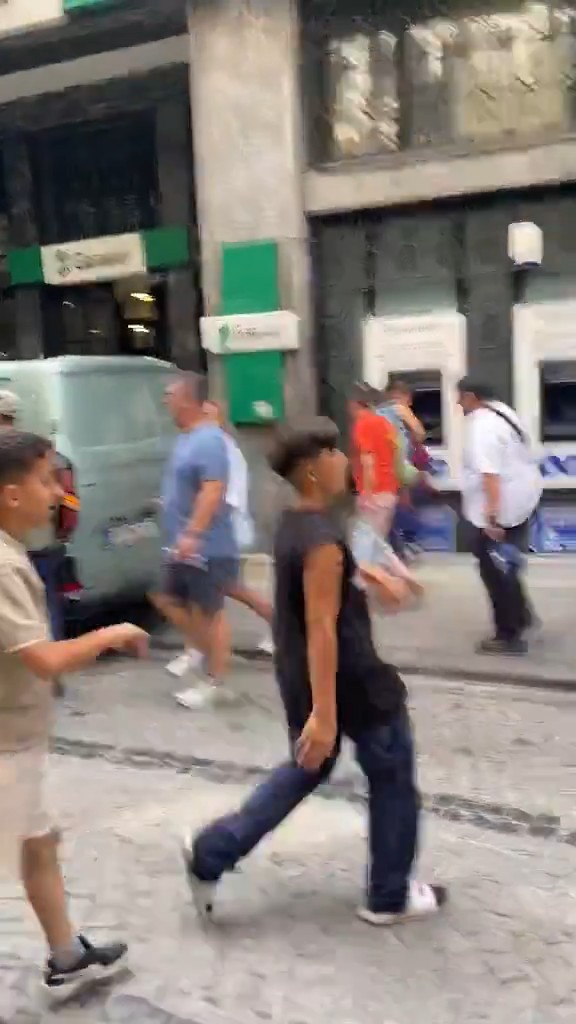 Suça sürüklenen çocuklar ülkemizi ziyaret eden yabancı turistlere karşı hakaret ve tacizde bulunuyorlar.