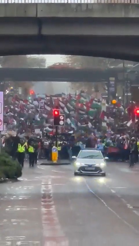 Manchester’da Gazze İçin Yüzlerce Kişi Sokağa Çıktı