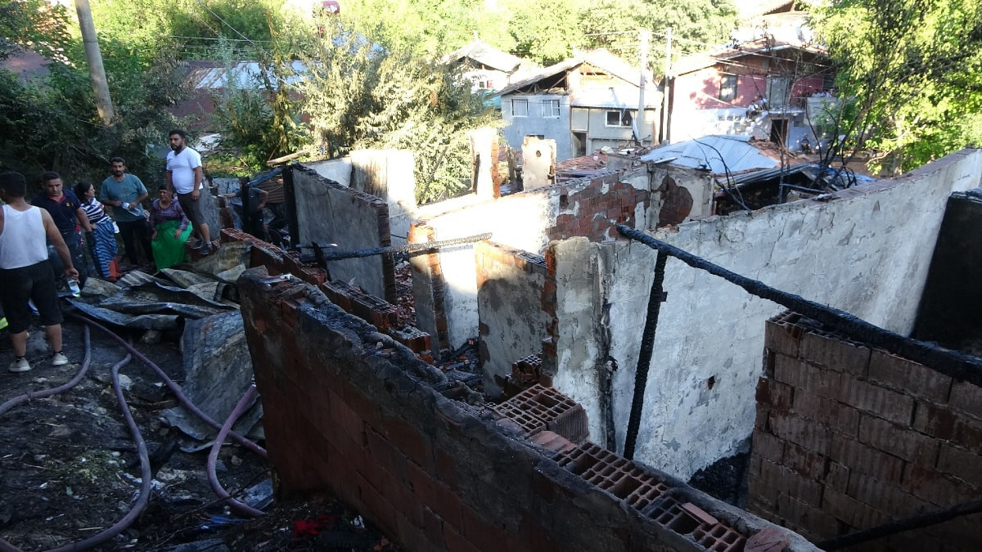 Kastamonu'daki yangında piknik tüpleri patladı: İki ev kullanılamaz hale geldi