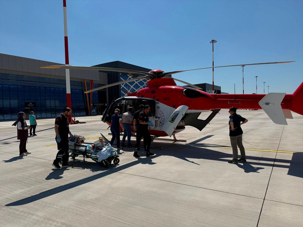 Bebek, Ambulans Helikopterle İstanbul'a Sevk Edildi