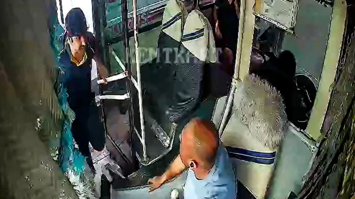 Adana'da ambulans ve özel halk otobüsü şoförleri kavga etti