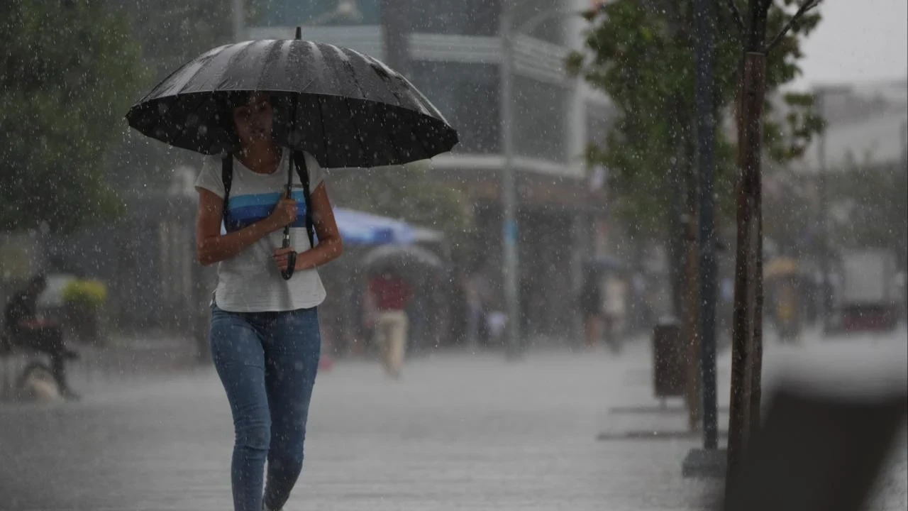 Meteoroloji saat vererek duyurdu: Karadeniz ve Doğu Anadolu'ya sağanak uyarısı