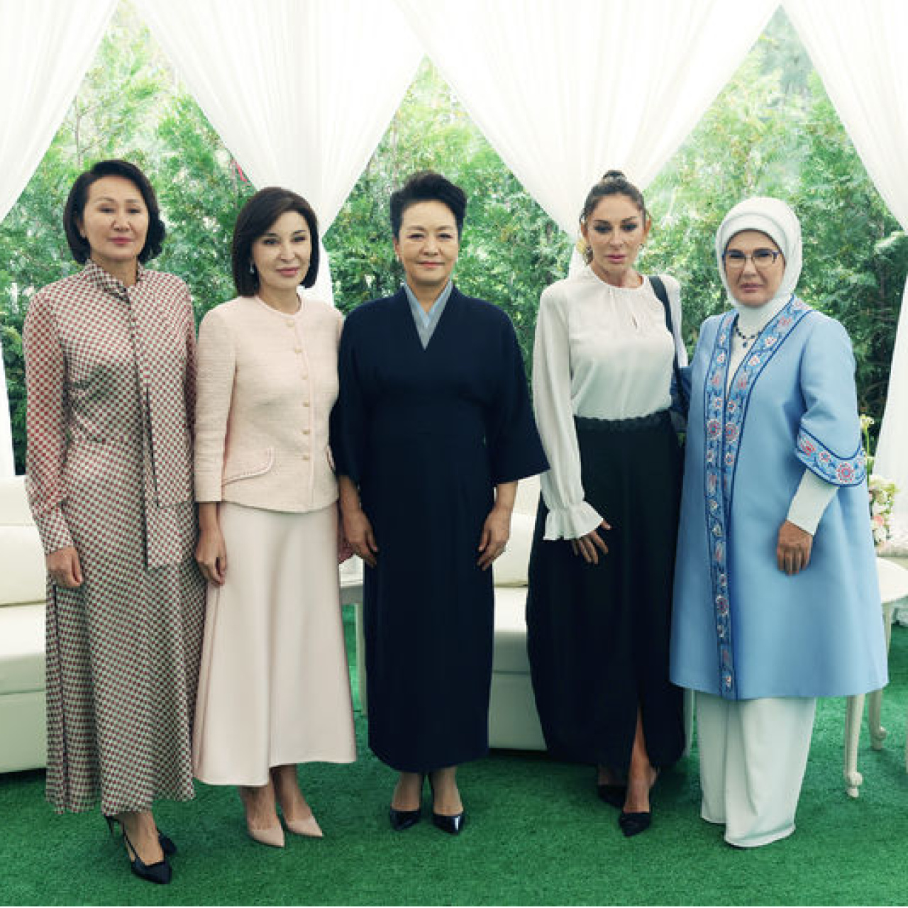 Emine Erdoğan lider eşleriyle buluştu