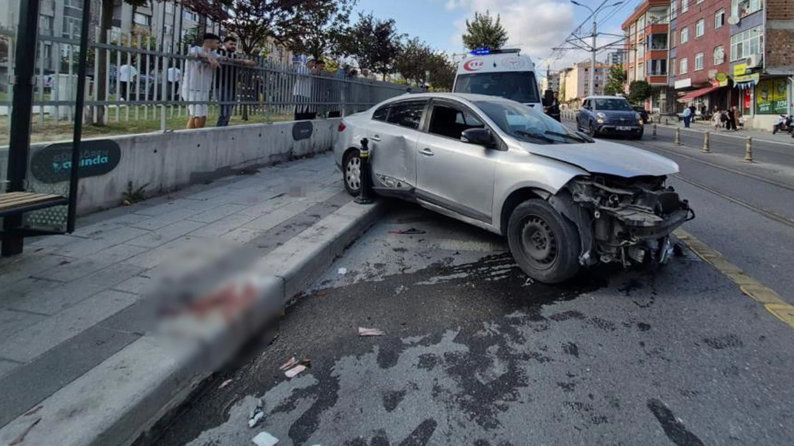 İstanbul Güngören'de kaldırıma çıkan otomobil dehşet saçtı: Çok sayıda yaralı var