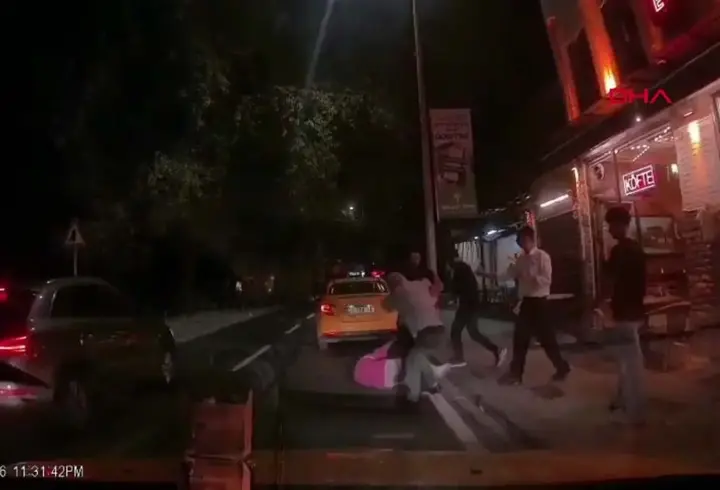 Ücrette anlaşamadığı yolcuları araçtan indirip darbetti! O taksici kamerada