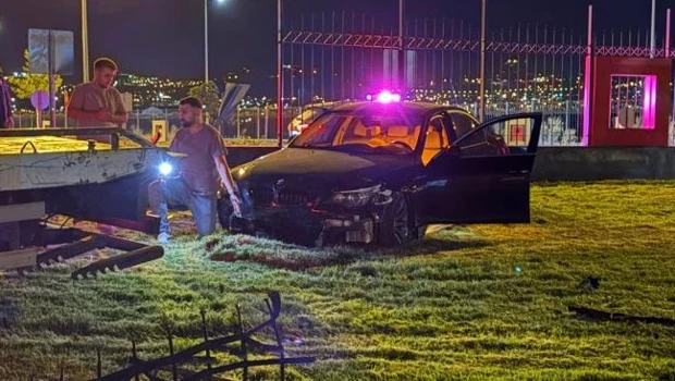 Kaldırımdan seken otomobil 1 metrelik duvarı aştı