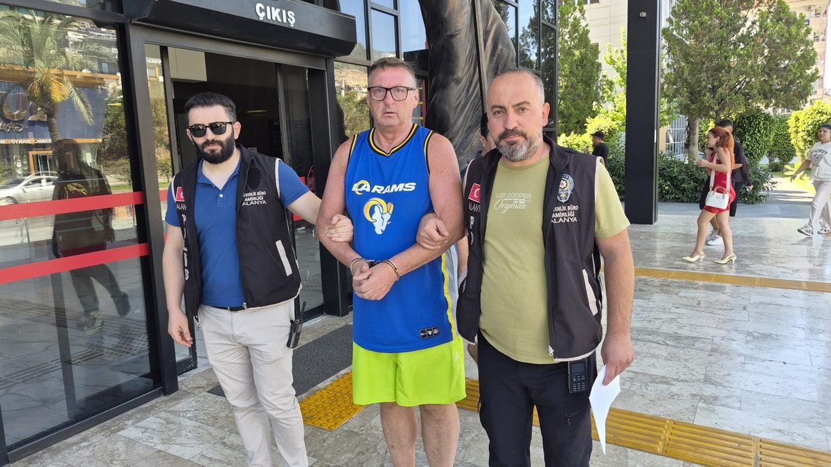 Alanya'da Türk bayrağına tüküren İngiliz turist tutuklandı