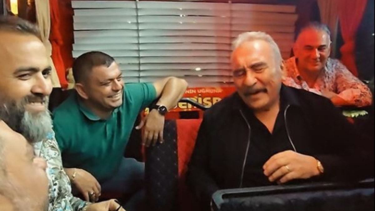 Ümit Besen, konserine minibüsle gitti: Adeta nostalji rüzgarı estirdi