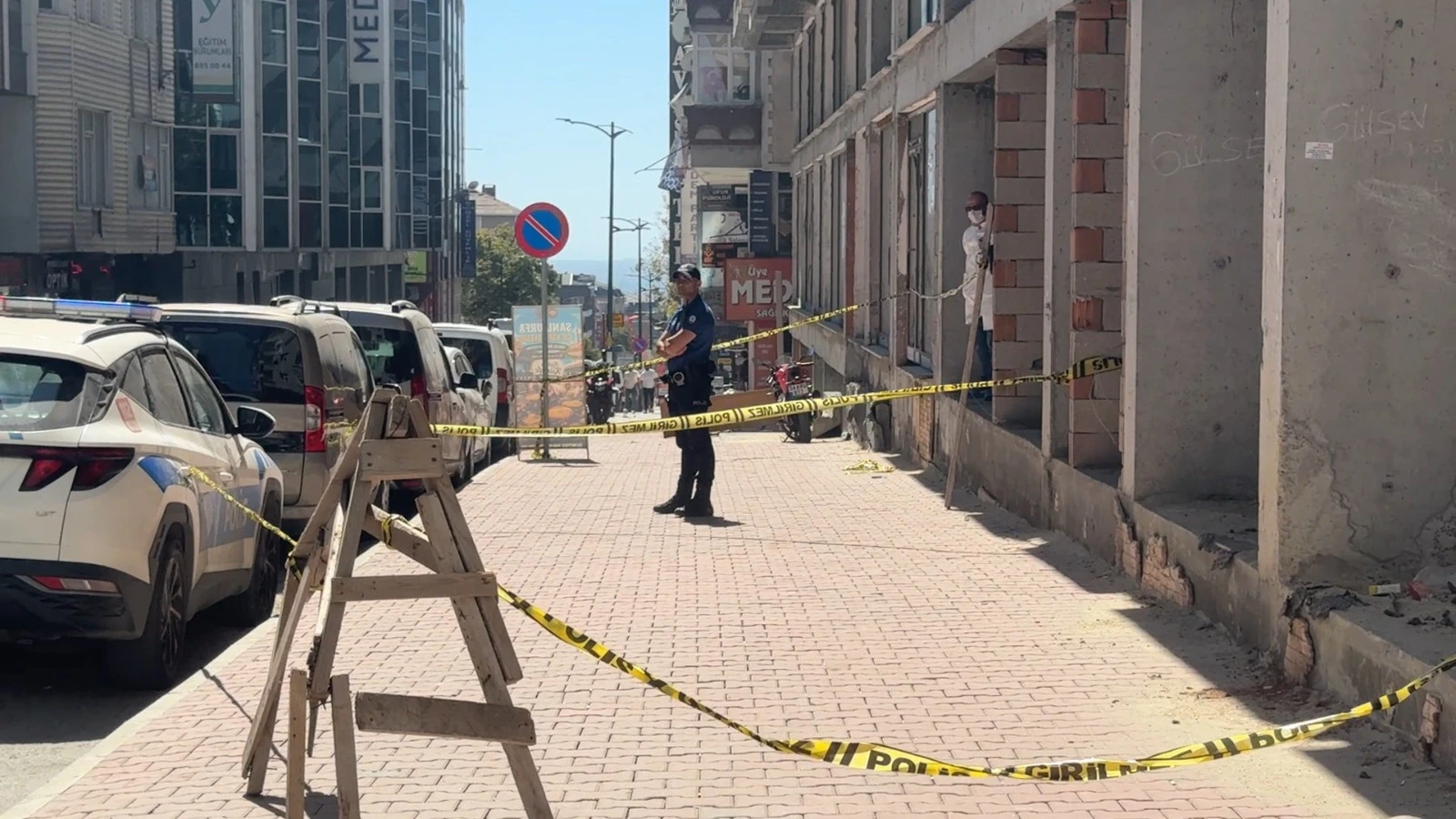 7 katlı inşatta sır ölüm: Cesedi işçiler buldu